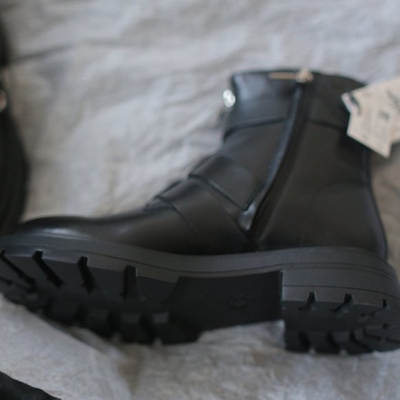 NWT BLACK LOW HEELED GENUINE LEATHER ANKLE BOOTS WITH BUCKLES. - Picture 9 of 9